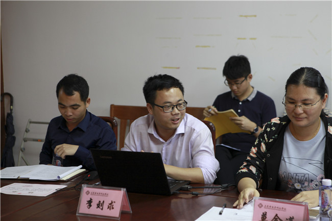 3课题主持人李刘求老师作开题报告.jpg