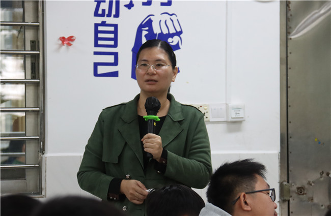 2莫金莲老师授课中.jpg